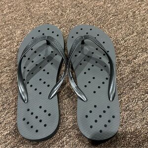 Like New! Black Flip Flops Size S (7-8) Room Essentials slippers pool beach